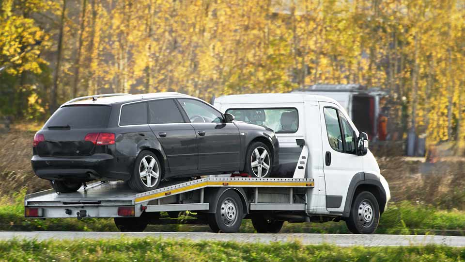 Ein Auto wird auf einem Abschleppwagen verladen und kostenlos bei Autoankauf Forchheim abgeholt 